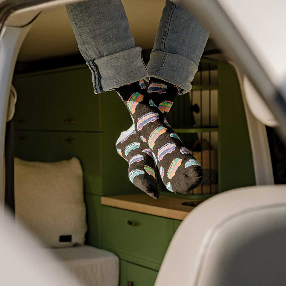 busboxx socke bunt lifestyle fenster