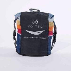 Das Bild zeigt einen zusammengepackte Hängematte mit Voited Logo